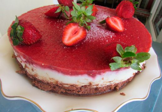 Frambuaz Soslu Muhallebi Tarifi ve Malzemeleri